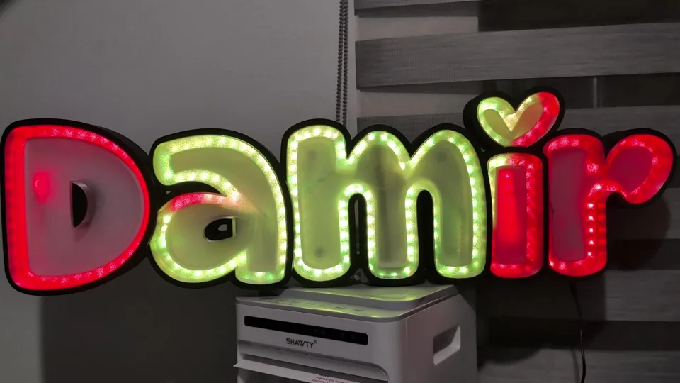 Nombre luminoso Damir · fotograma real del video
