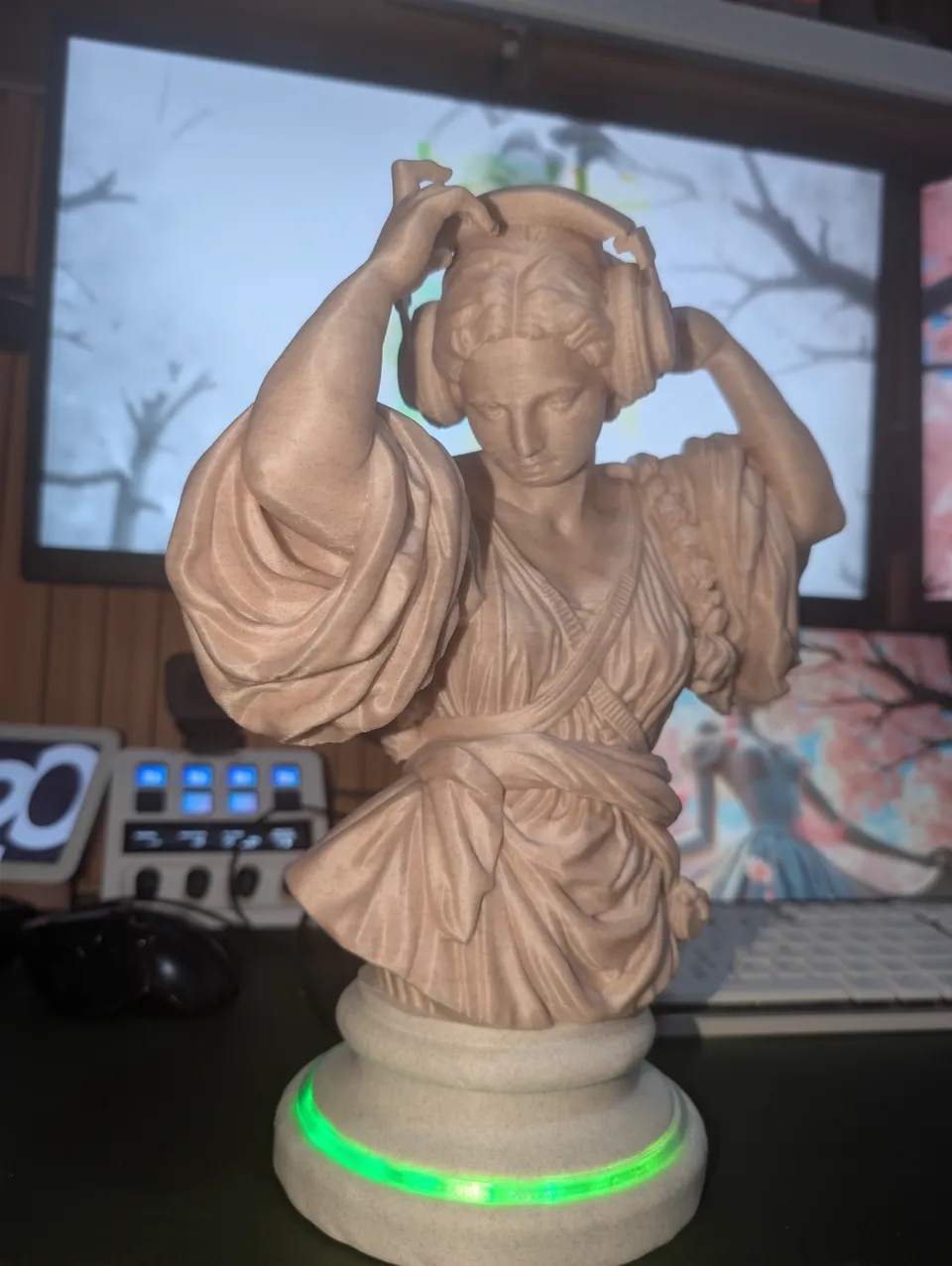 Busto con base iluminada · fotografía real 2